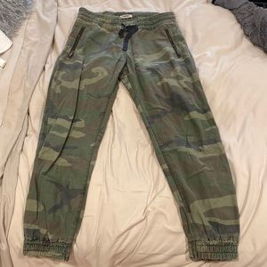 Streetwear camo joggers with zipper pockets, drawstring waistband, cinched ankle
